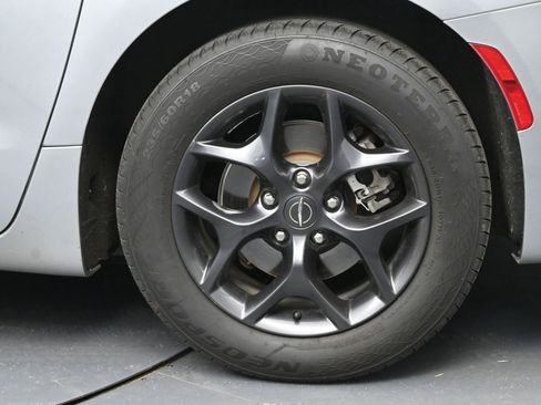 Used 2020 Chrysler Pacifica Touring w/ S Appearance Package FWD image 21