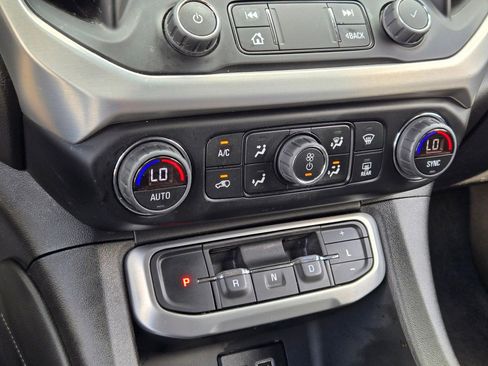 Used 2023 GMC Acadia SLE image 23