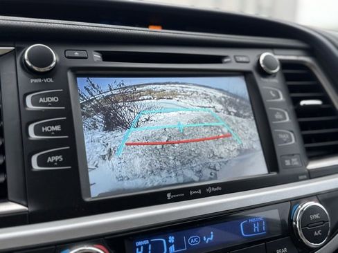 Used 2017 Toyota Highlander XLE image 4