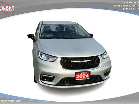 Used 2024 Chrysler Pacifica Touring-L FWD image 3