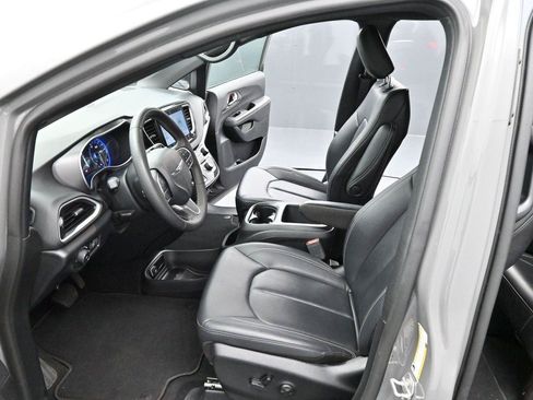 Used 2025 Chrysler Pacifica Select FWD image 41