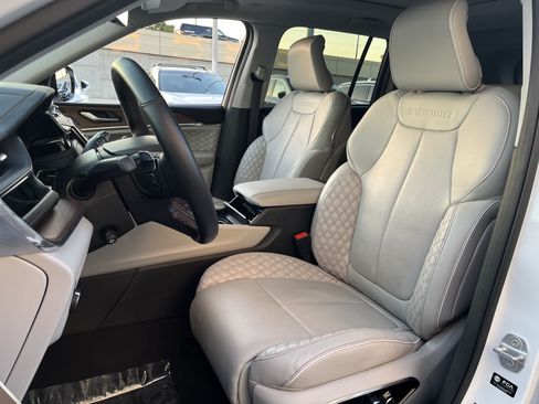 Used 2022 Jeep Grand Cherokee Summit w/ Advanced Protech Group IV AWD/4WD image 2
