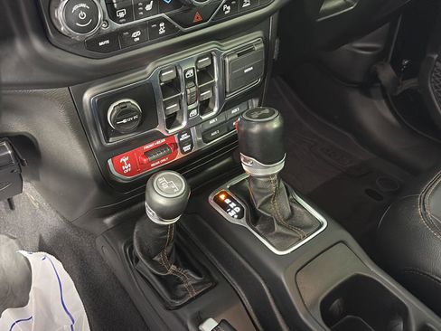 Used 2021 Jeep Wrangler Unlimited Rubicon w/ Dual Top Group AWD/4WD image 39