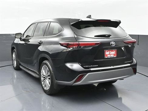 Certified 2024 Toyota Highlander Platinum FWD image 4