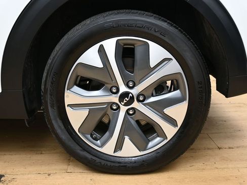 Used 2022 Kia Niro EX Premium w/ Cold Weather Package FWD image 13