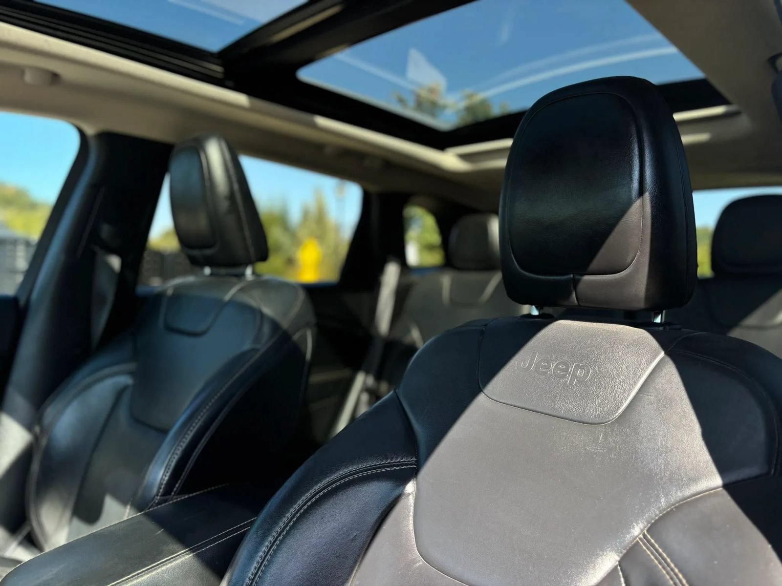 Used 2018 Jeep Cherokee Limited w/ Technology Group AWD/4WD image 13
