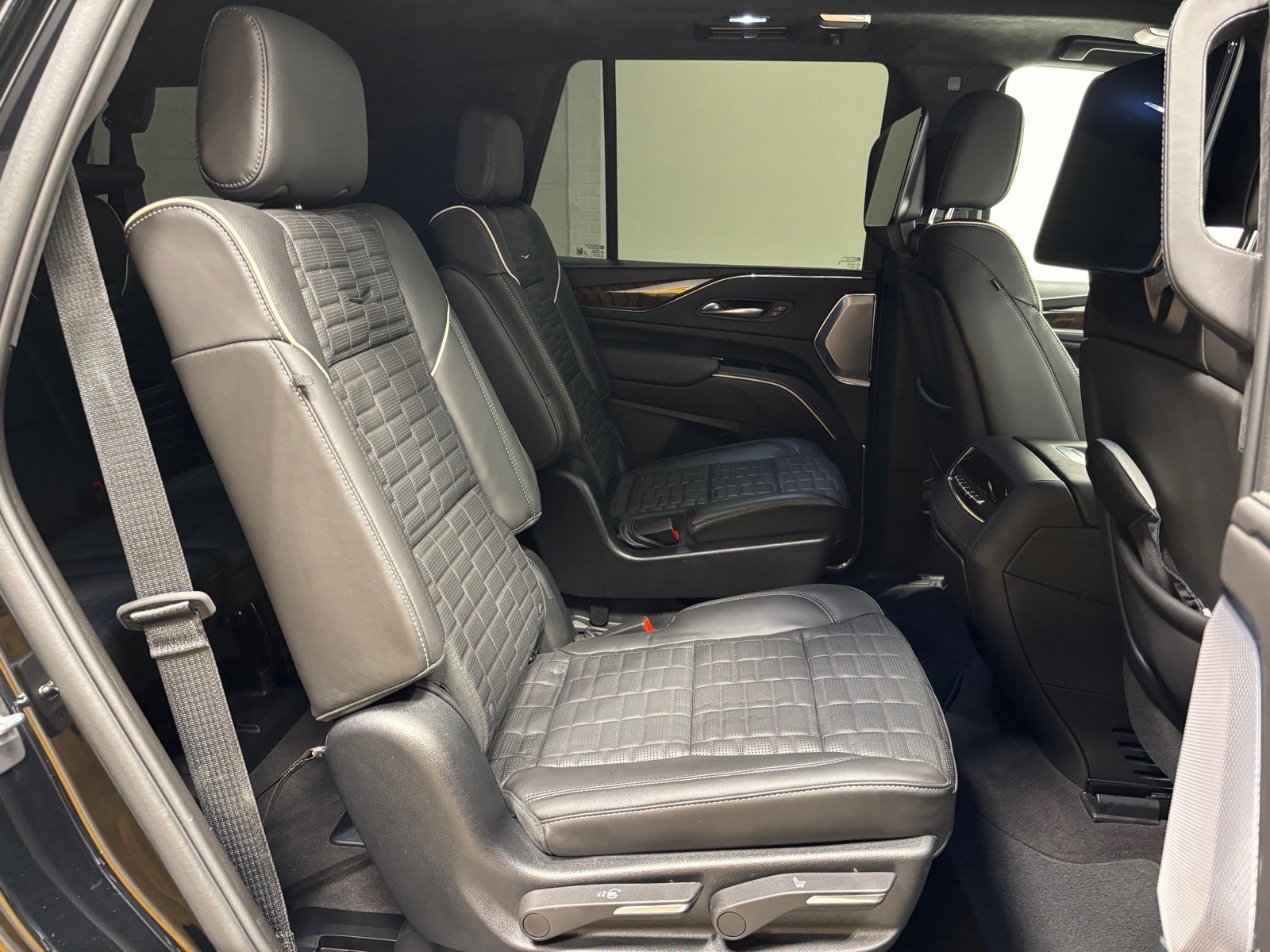 Used 2023 Cadillac Escalade Sport Platinum w/ LPO, ONYX Package AWD/4WD image 40