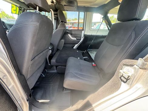 Used 2015 Jeep Wrangler Unlimited Rubicon w/ Connectivity Group AWD/4WD image 15
