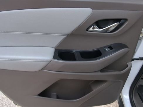 Used 2021 Chevrolet Traverse LT FWD image 28
