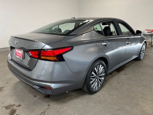 Used 2024 Nissan Altima 2.5 SV FWD image 3