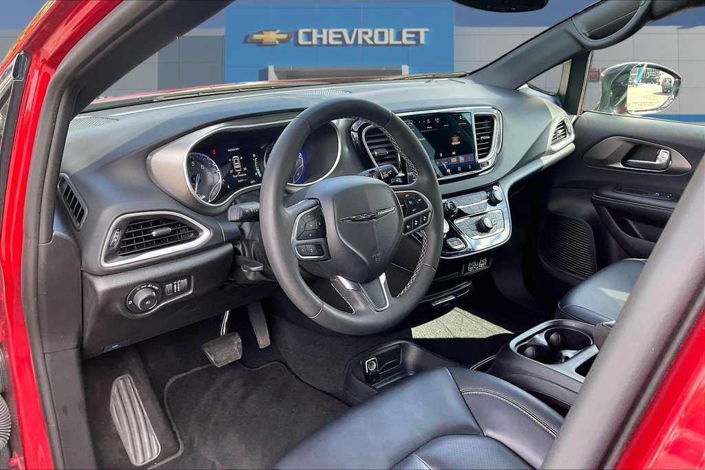Used 2025 Chrysler Pacifica Select FWD image 17