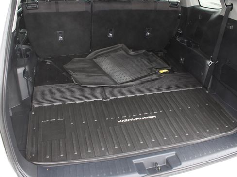 Used 2023 Toyota Highlander LE image 8