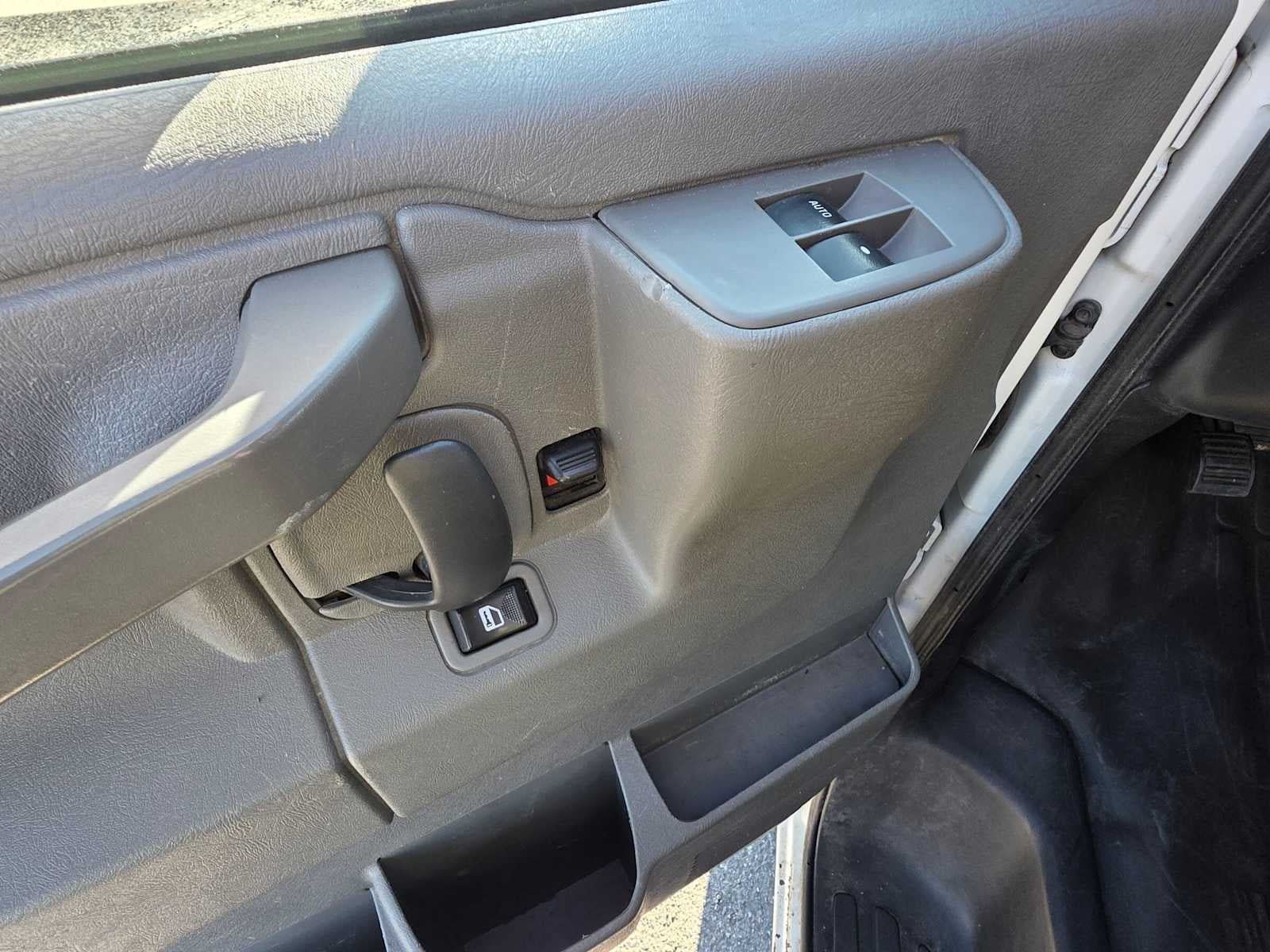 Used 2017 Chevrolet Express 3500 Extended RWD image 21