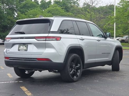 Used 2024 Jeep Grand Cherokee Altitude AWD/4WD image 23