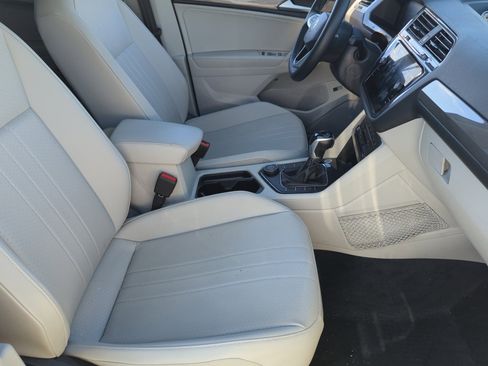 Certified 2022 Volkswagen Tiguan SE w/ Panoramic Sunroof Package image 18