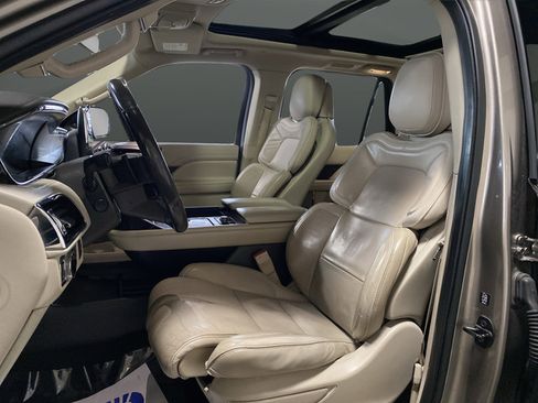 Used 2019 Lincoln Navigator Reserve w/ Cargo Package AWD/4WD image 4