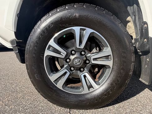 Used 2018 Toyota Tacoma TRD Sport w/ Technology Package AWD/4WD image 16