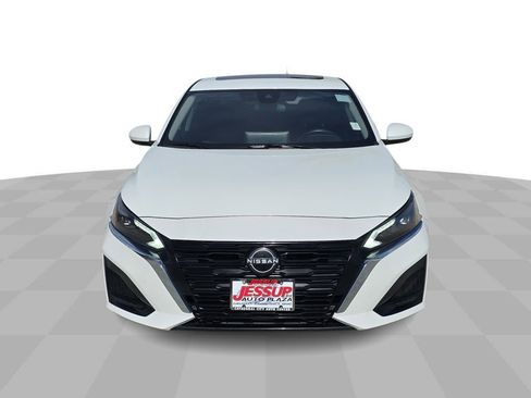Used 2023 Nissan Altima 2.5 SV w/ SV Premium Package image 3