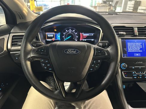 Used 2020 Ford Fusion SE FWD image 8