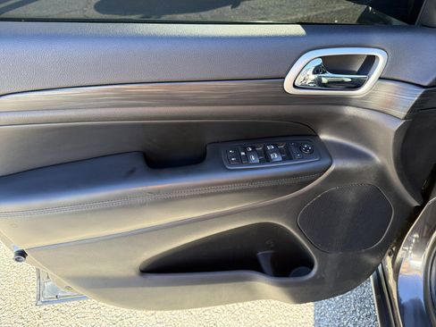 Used 2020 Jeep Grand Cherokee Altitude image 12