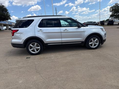 Used 2019 Ford Explorer XLT FWD image 8