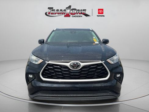 Used 2024 Toyota Highlander XLE FWD image 2