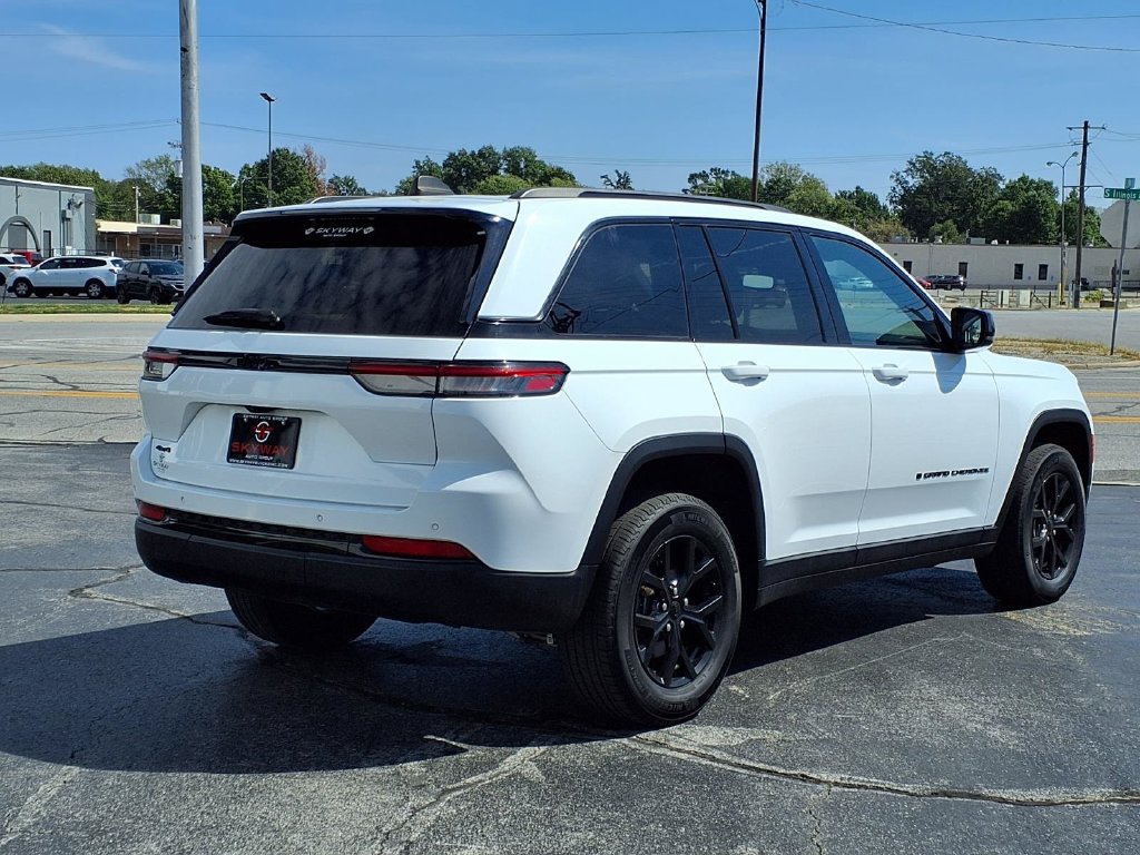Used 2024 Jeep Grand Cherokee Altitude AWD/4WD image 4