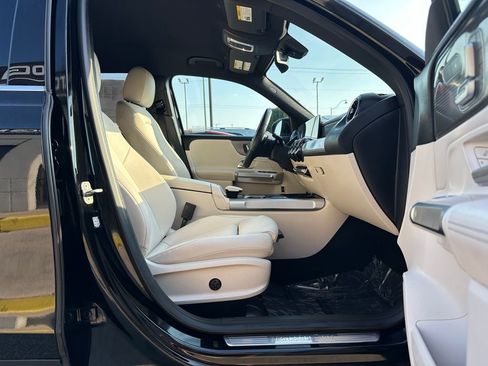Used 2023 Mercedes-Benz GLB 250 4MATIC w/ Premium Package image 45