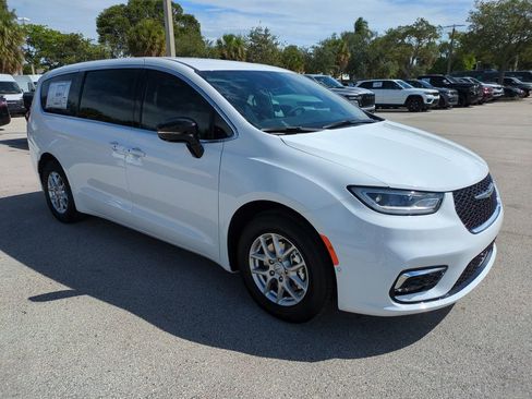 New 2026 Chrysler Pacifica Select FWD image 2