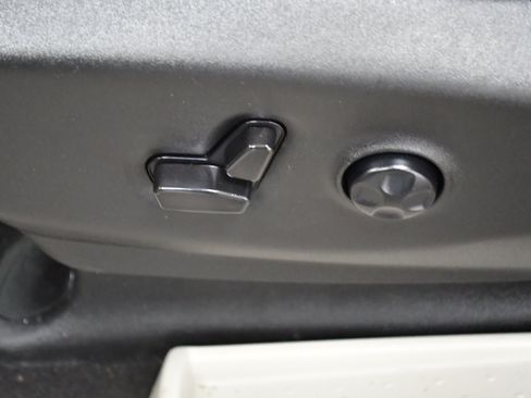 Used 2023 Chrysler Pacifica Touring-L FWD image 15