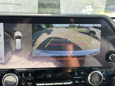 Used 2023 Toyota Highlander Platinum FWD image 24
