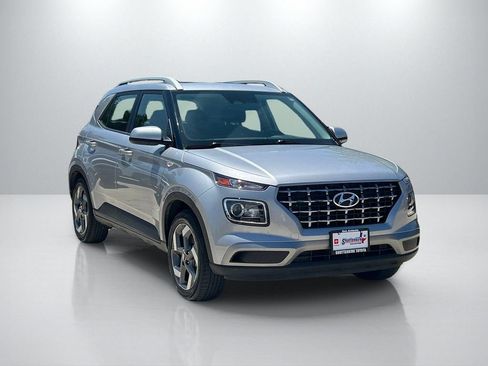 Used 2025 Hyundai Venue SEL FWD image 3