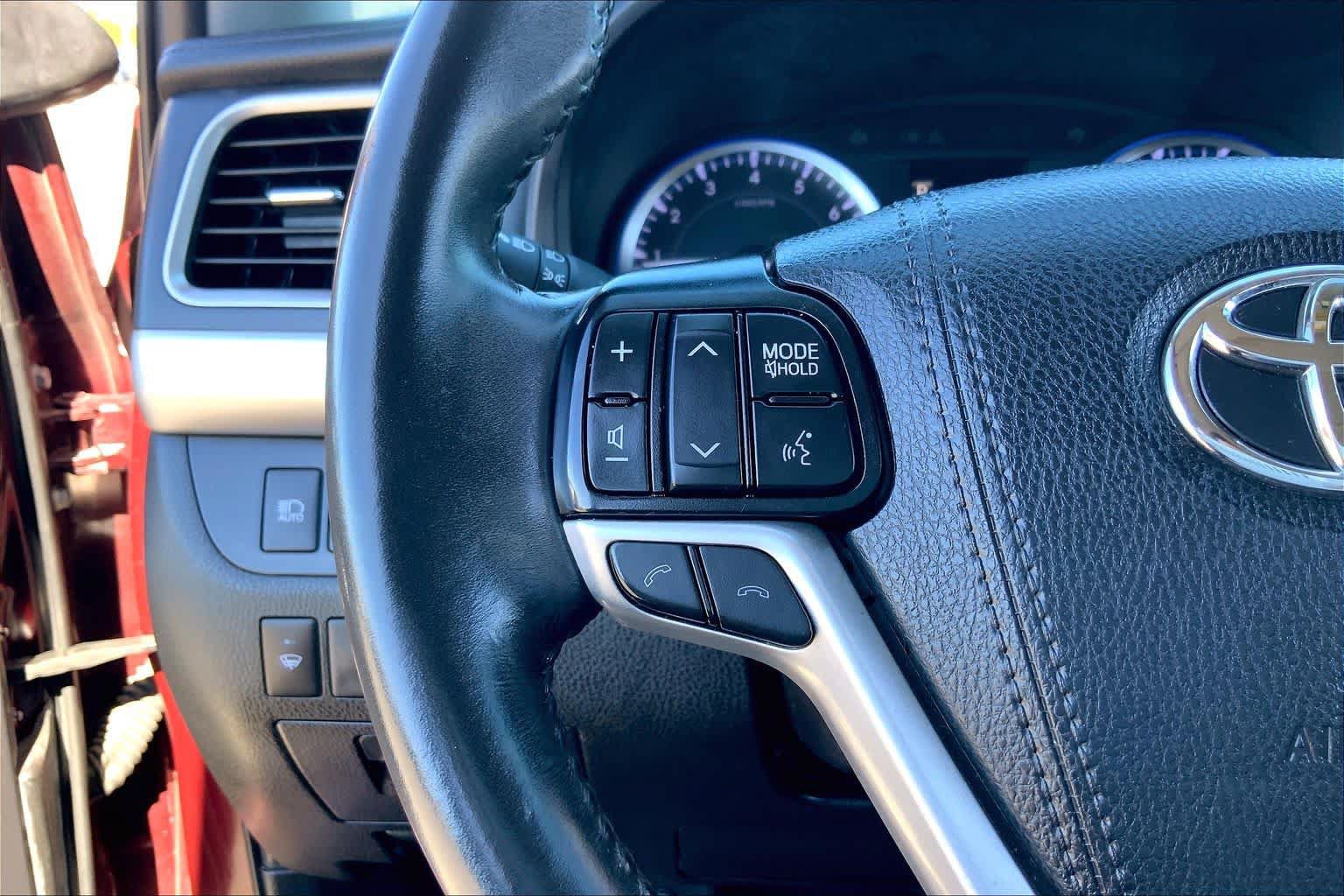 Used 2019 Toyota Highlander XLE FWD image 23