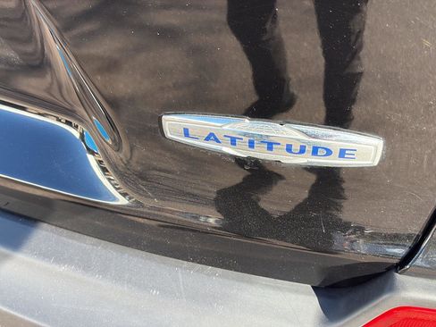 Used 2019 Jeep Cherokee Latitude Plus w/ Comfort/Convenience Group image 7