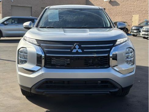 New 2026 Mitsubishi Outlander ES FWD image 2