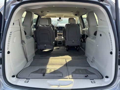 Used 2018 Chrysler Pacifica Touring-L image 6