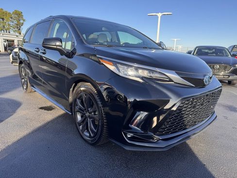 Used 2021 Toyota Sienna XSE image 7