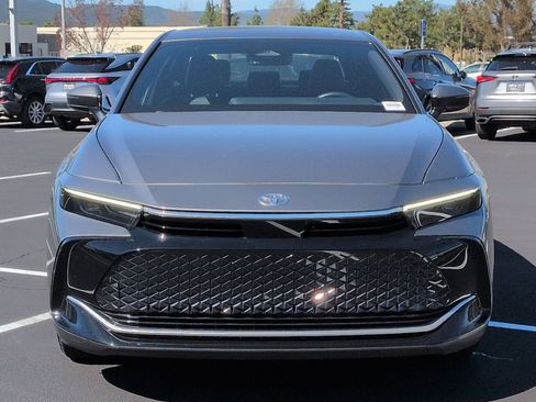 Used 2023 Toyota Crown XLE image 3