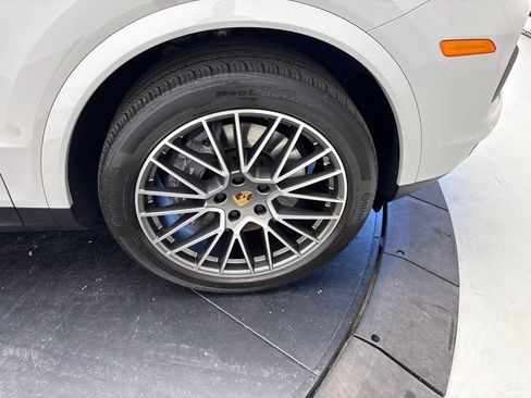 Certified 2023 Porsche Cayenne Platinum Edition AWD/4WD image 17