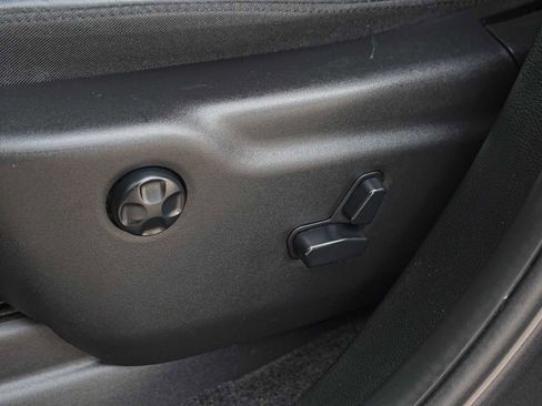 Used 2018 Jeep Grand Cherokee Altitude AWD/4WD image 12