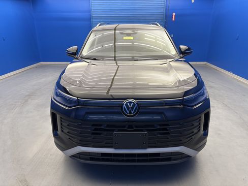 Certified 2025 Volkswagen Tiguan SE w/ Panoramic Sunroof Package AWD/4WD image 3