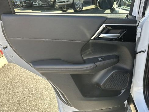 Used 2024 Mitsubishi Outlander SE image 25