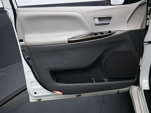 Used 2020 Toyota Sienna XLE w/ XLE Navigation Package AWD/4WD image 9