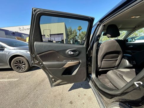 Used 2017 Jeep Cherokee Sport FWD image 10
