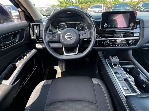 Used 2025 Nissan Pathfinder SV image 6