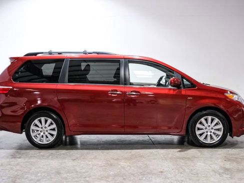 Used 2017 Toyota Sienna XLE Premium image 9