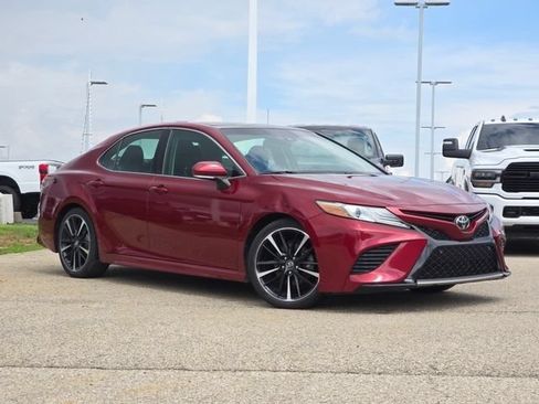 Used 2018 Toyota Camry XSE FWD image 2