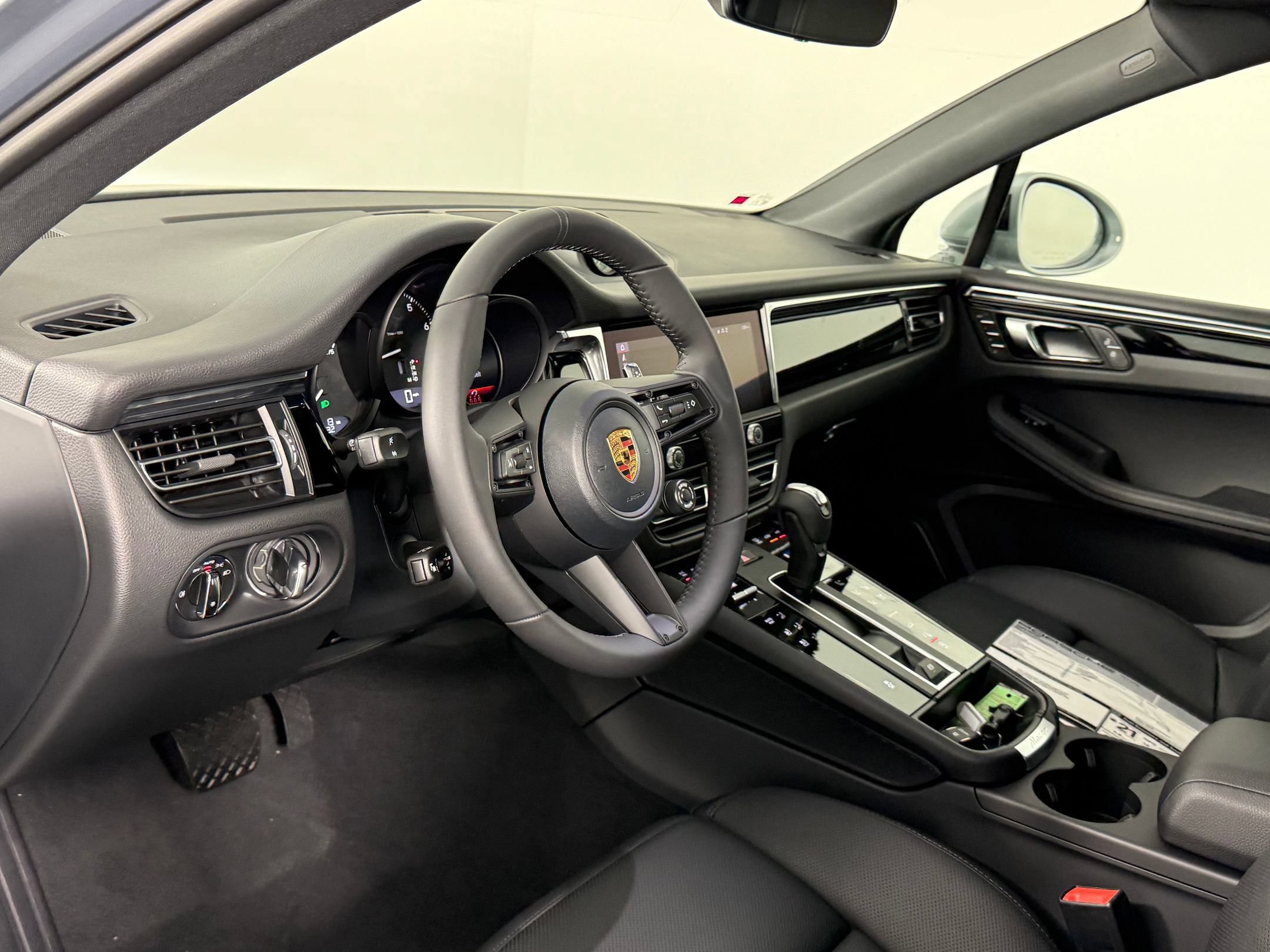Certified 2026 Porsche Macan AWD/4WD image 4
