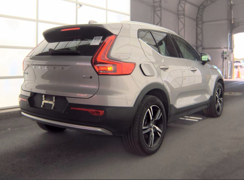 Used 2023 Volvo XC40 B5 Plus AWD/4WD image 4