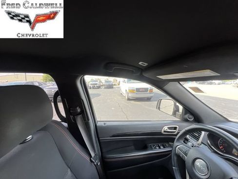 Used 2017 Jeep Grand Cherokee Laredo AWD/4WD image 15
